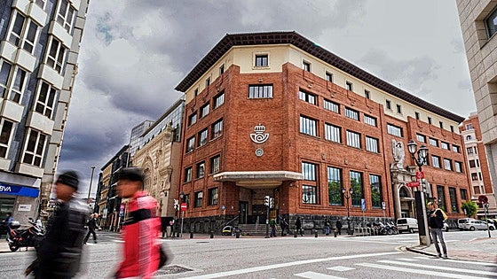 Correos no abrirá otra oficina en el centro de Bilbao cuando venda su sede principal