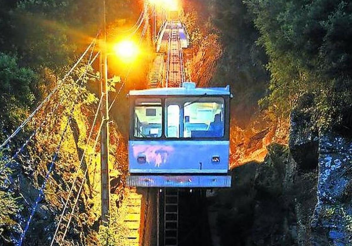 La estación de Larreineta recuperó en 2022 la cabina original de madera que se utilizó desde 1926 hasta su recambio por otra más moderna en 1985.