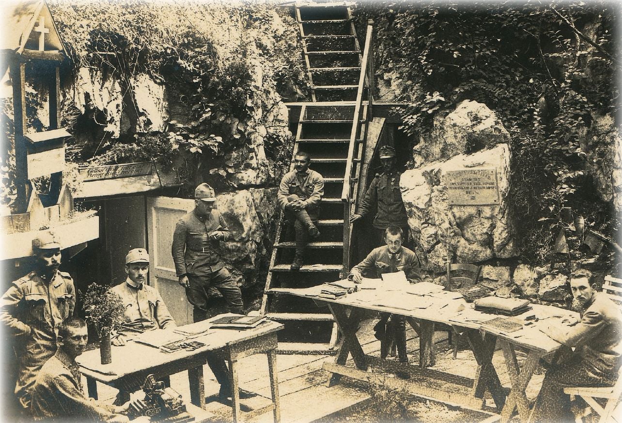 Espectacular uso de una caverna por efectivos del ejército austrohúngaro en la Primera Guerra Mundial. Se trata de la Gruta de Manzi, en el municipio de Sagrado, cerca de Venecia.
