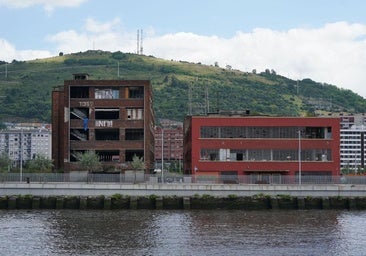 Bilbao agilizará la demolición de pabellones en Zorrozaurre donde viven decenas de jóvenes sin techo