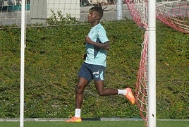 Nico Williams, ayer en solitario en el campo 1 de Lezama.