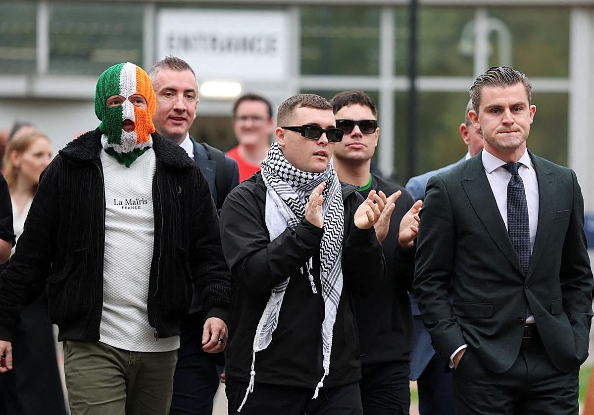 Mo Chara, en el centro, aplaude la decisión del juez a la salida de la vista.