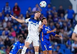 Toni Martínez gana un remate de cabeza a Milla.