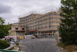 Obras en el futuro centro de refugiados en Arana.