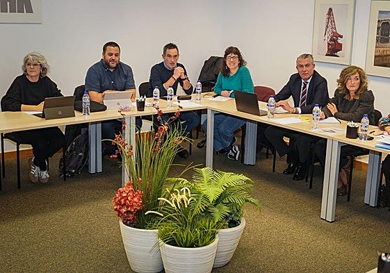 Encuentro entre los sindicatos y los representantes de ConfebasK en el Consejo Vasco de Relaciones Laborales.