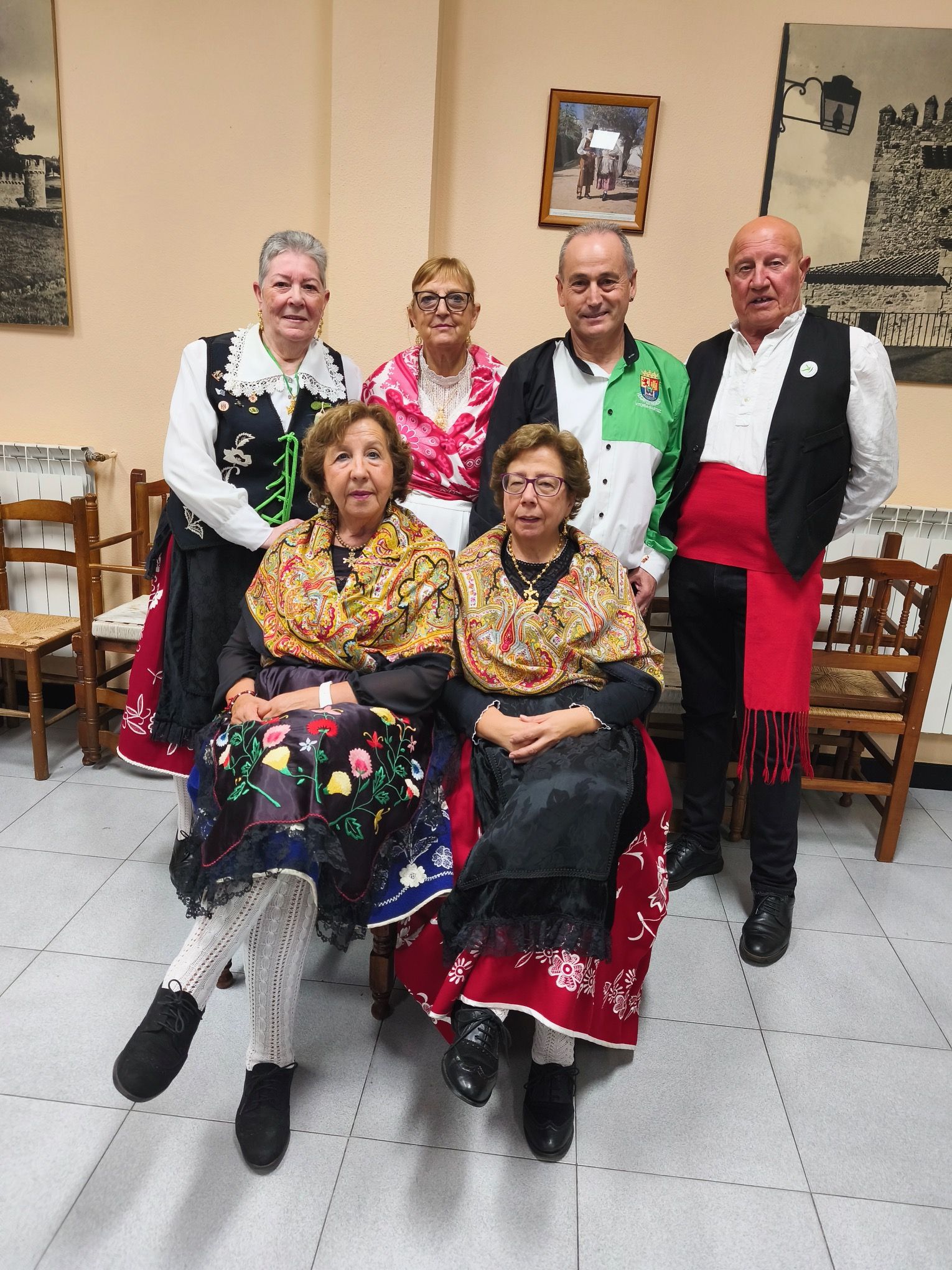 Adela Sánchez, Loren Contrina, Antonio Rincón, José Rodríguez. Y sentadas, Lide Marrollo y Teresa Jiménez.