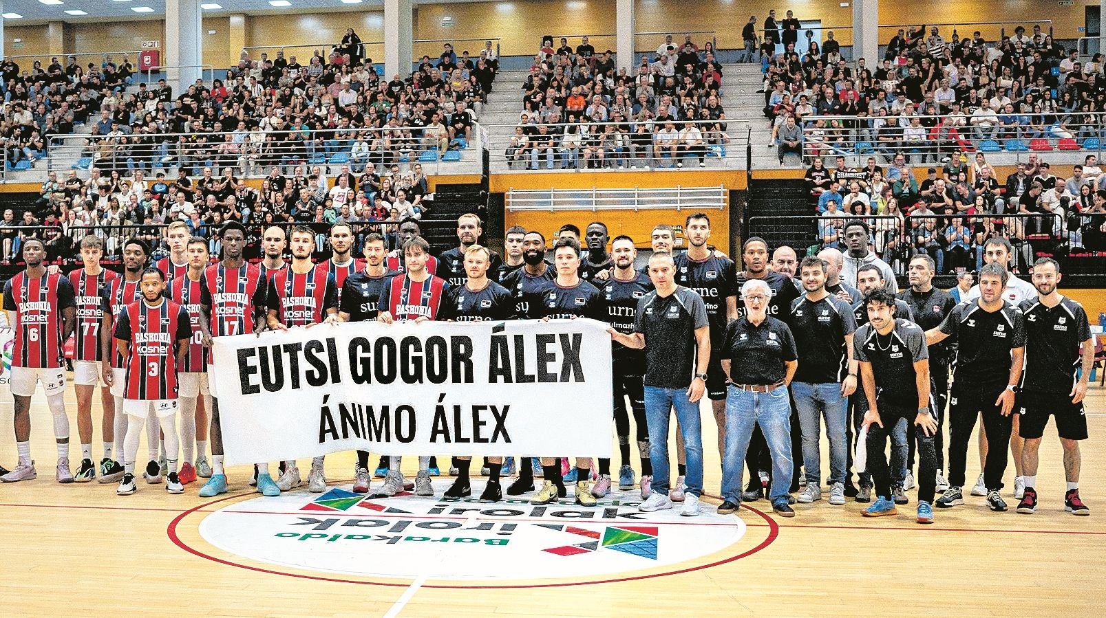 Surne y Baskonia mostraron su apoyo a Mumbrú con una pacarta antes del partido..