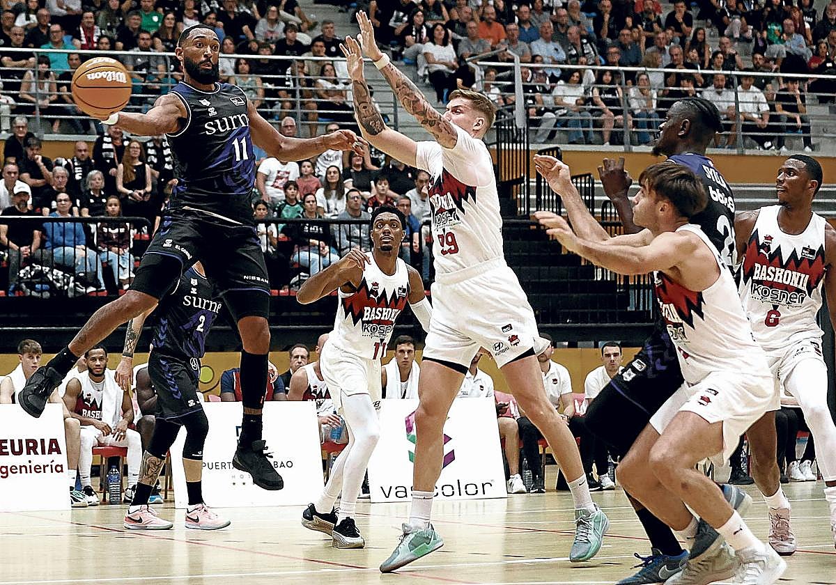 Hilliard pasa el balón fuera tras una penetración a canasta,