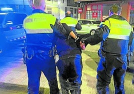 Policías locales detienen al autor de una agresión con arma blanca.