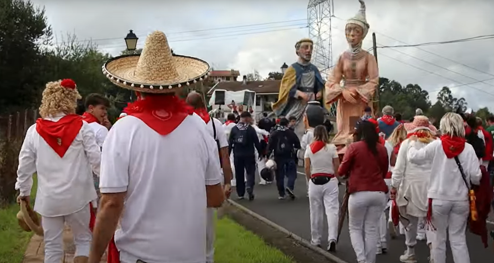 Los vecinos de Mendata revivieron el pasado año los 'Sanfermines' durante su día grande de las fiestas.