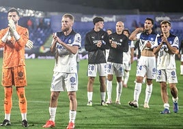 Sivera y Carlos Vicente, en primer plano, aplauden a los aficionados albiazules presentes en el Coliseum.