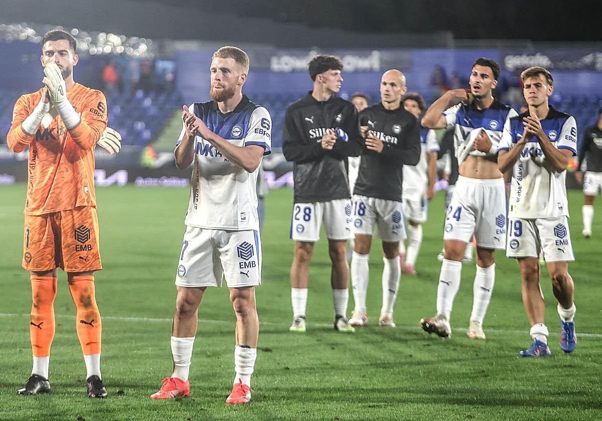 Sivera y Carlos Vicente, en primer plano, aplauden a los aficionados albiazules presentes en el Coliseum.