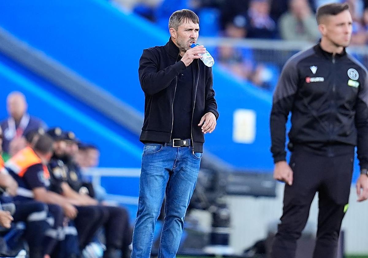 Coudet bebe agua durante el Getafe-Alavés.