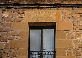 El lema sobre la ventana.