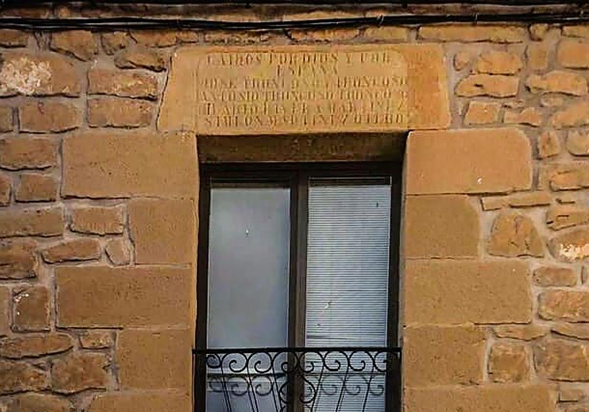 El lema sobre la ventana.