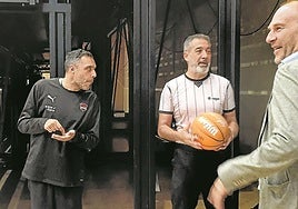 Paolo Galbiati, con gominolas en la mano, dialoga con los árbitros previo al encuentro.