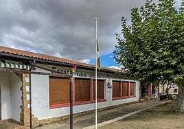 Exterior del recinto de las escuelas viejas de Bernedo donde pernoctaban los chavales y monitores.