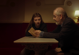 Laura Guerricaechevarría, directora, junto a Ramón Mayrata, investigador e historiador del arte del ilusionismo.