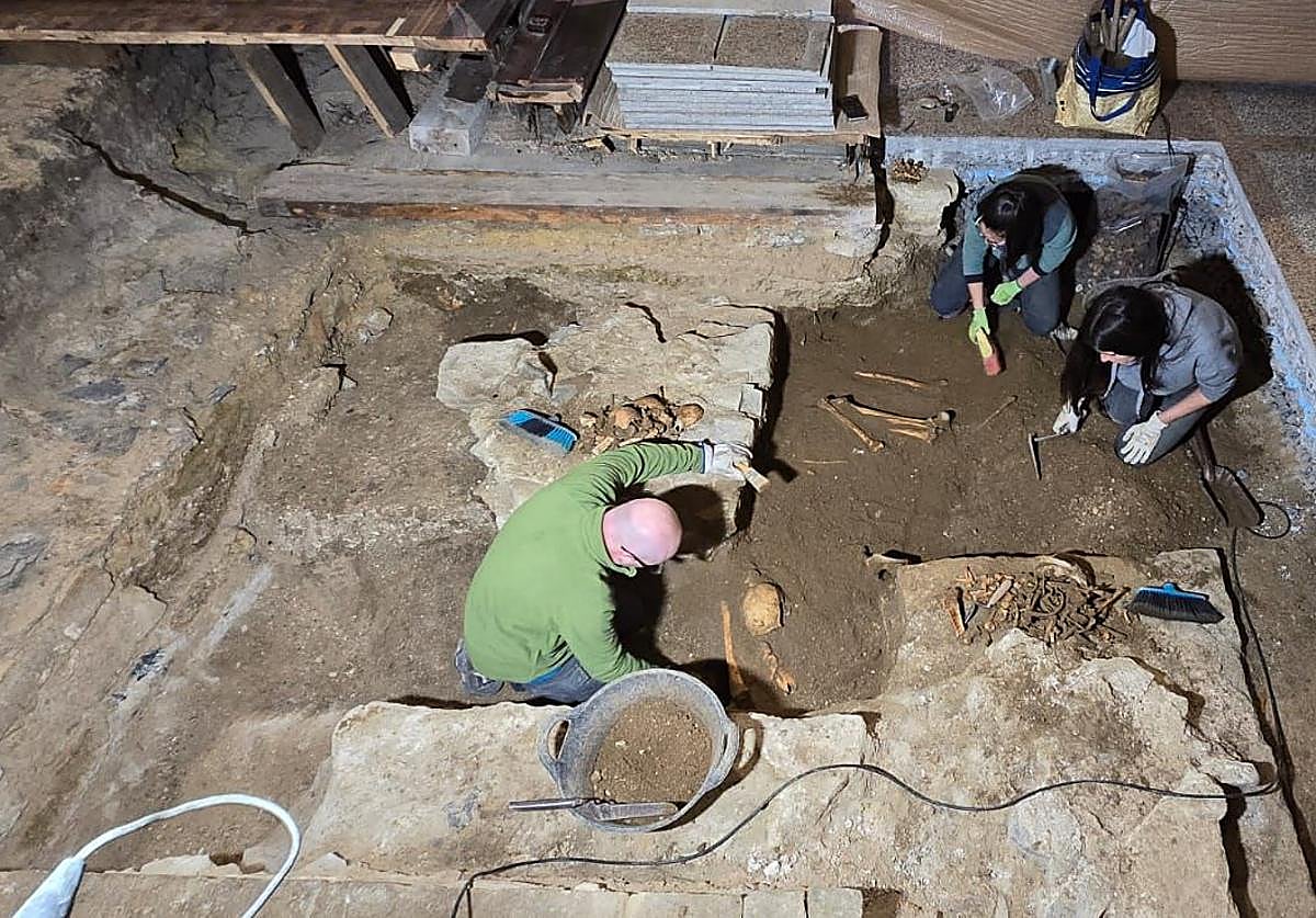 Los trabajos se centraron en una zona de unos 27 metros cuadrados en la franja norte del presbiterio, junto al altar.