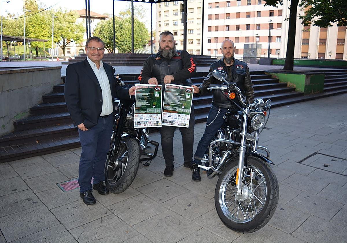 El concejal de Cultura, Carlos García de Andoin, junto a miembros de la organización.