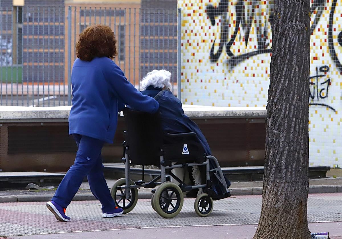 Ciudadanos cruzan un paso de cenbra en la plaza Circular de Bilbao