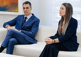El presidente Pedro Sánchez en una reunión con Míriam Nogueras, portavoz de Junts en el Congreso