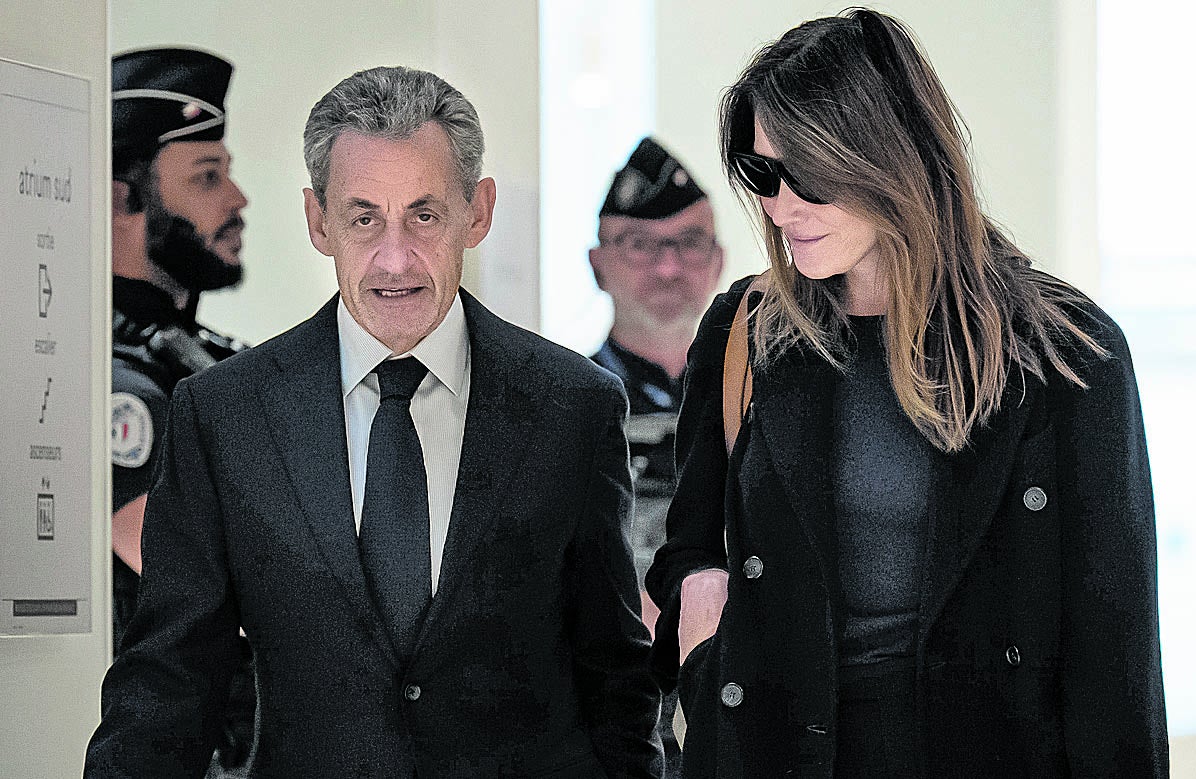 El expresidente francés sale, junto a su mujer Carla Bruni-Sarkozy de declarar en los juzgados