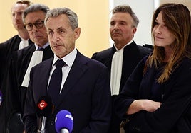 El expresidente francés Nicolas Sarkozy y su esposa, Carla Bruni-Sarkozy, en el juzgado de París, Francia.