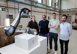 El fundador de TrebezIA, Jon Oñativia, junto a Andrés Montaño, Jorge Poveda y Danil Pavlenko, del equipo de Tecnalia.