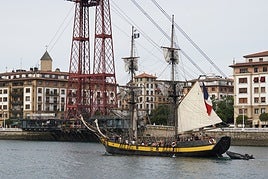 El Phoenix, a punto de pasar bajo el Puente Bizkaia, se dirige hacia el Abra.