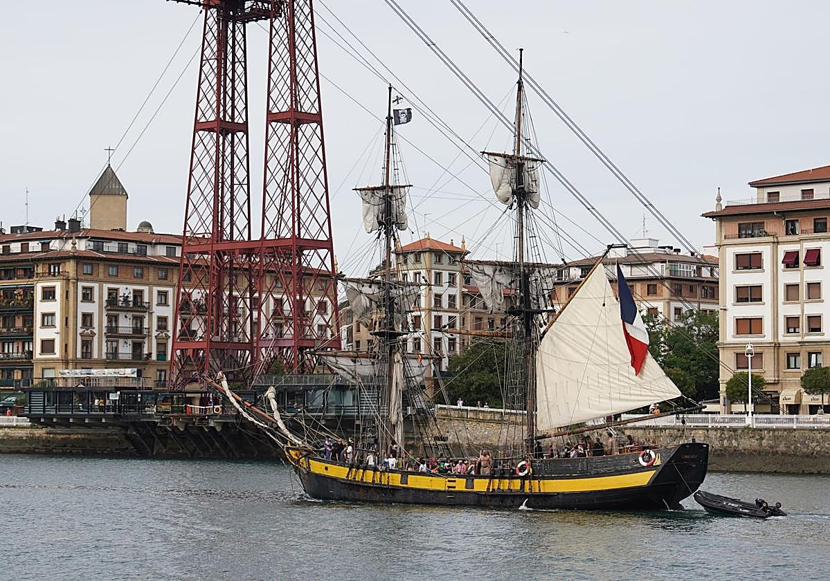 El Phoenix, a punto de pasar bajo el Puente Bizkaia, se dirige hacia el Abra.