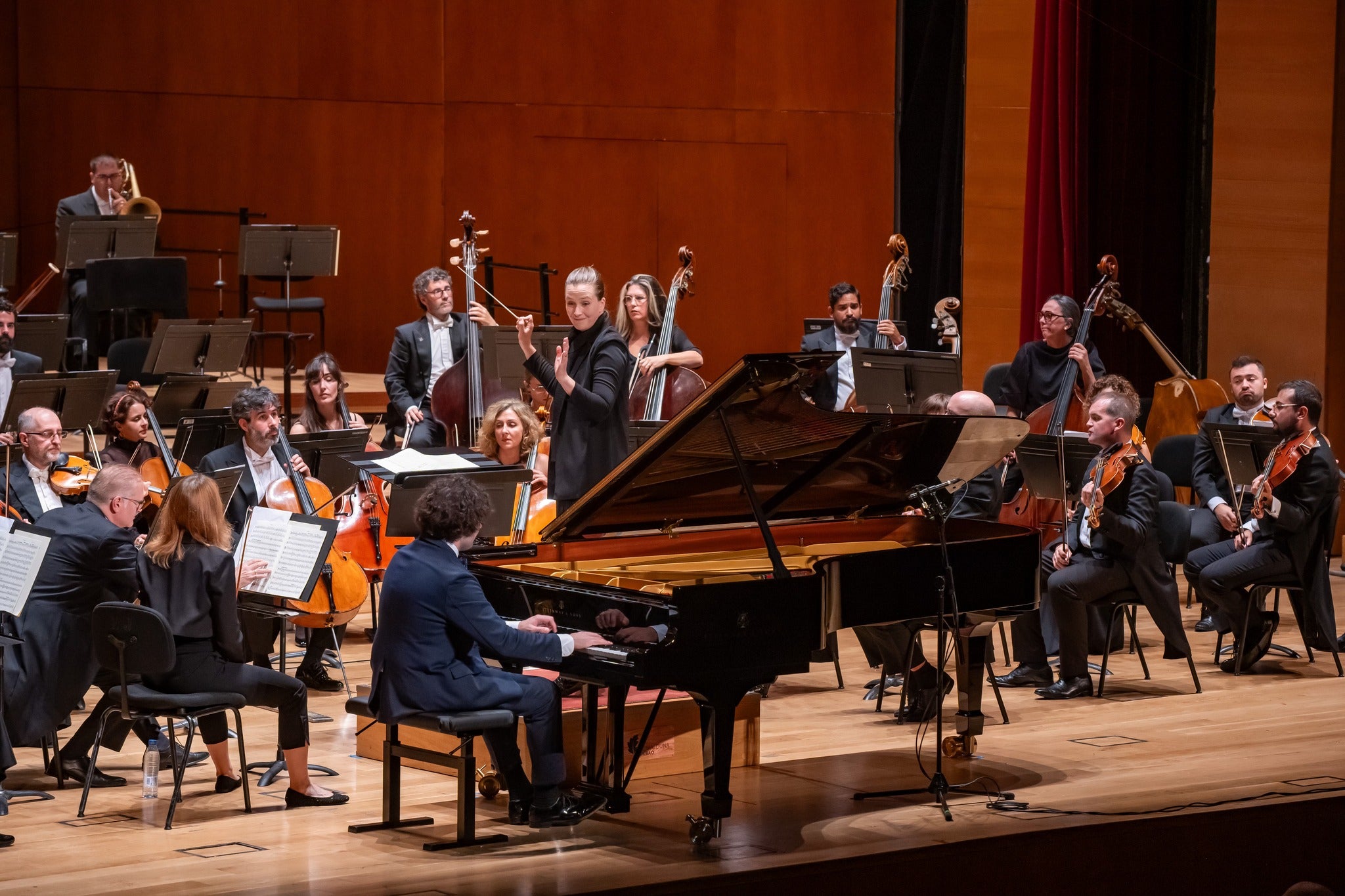Martín García García al piano, arropado por la BOS, a las órdenes de Elena Schwarz.