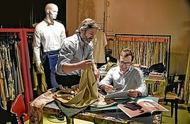 Jorge Canivel maneja una tela junto a Moisés Omeñaca