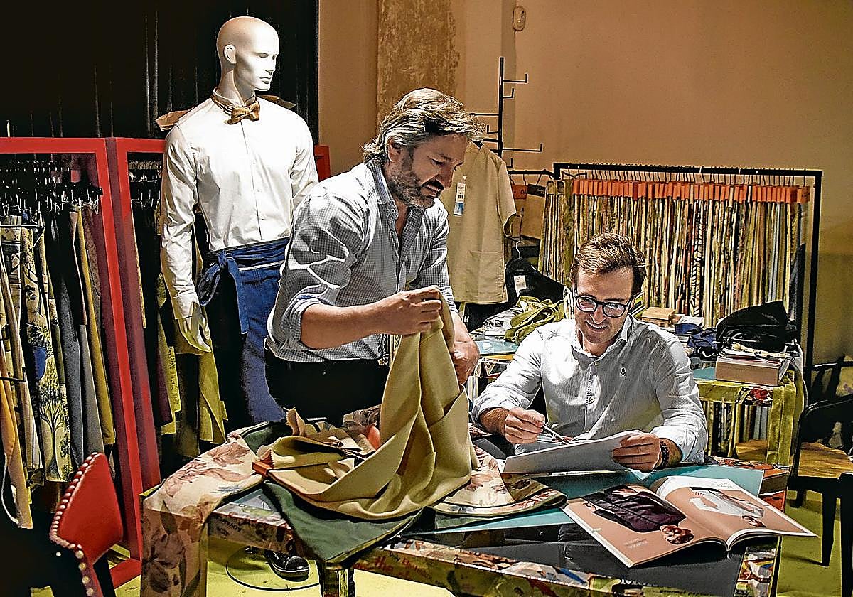 Jorge Canivel maneja una tela junto a Moisés Omeñaca