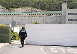 Un ertzaina accede al interior de la prisión de Zaballa.