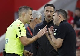 Coudet habla con el árbitro.