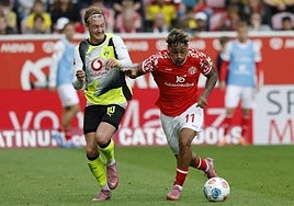 Brandt pelea un balón con Sieb.