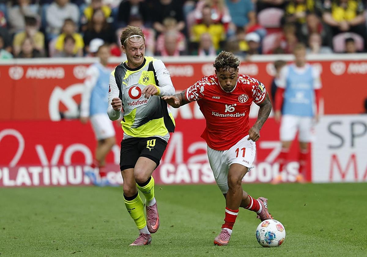 Brandt pelea un balón con Sieb.