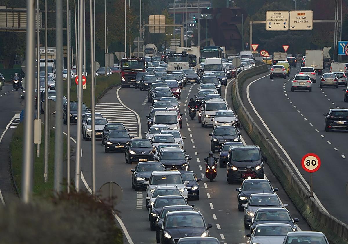 Un accidente complica el tráfico en La Avanzada en sentido Getxo durante una hora