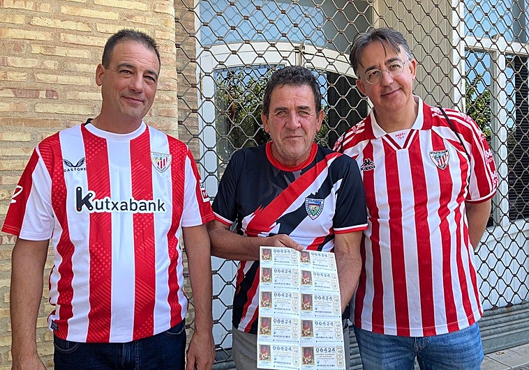 Jesús Nogales, Félix Ribadulla y Antonio Pérez-Balba, de la peña Corredor del Henares, en Villarreal con algunos décimos.