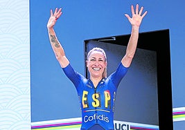 Mavi García, exultante en el podio tras conquistar el bronce en la prueba en línea.