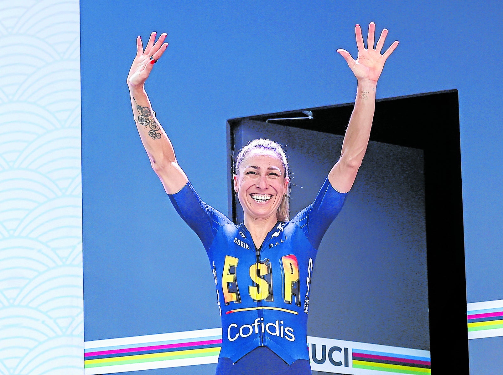 Mavi García, exultante en el podio tras conquistar el bronce en la prueba en línea.