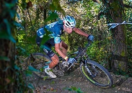 Un participante cubre el recorrido de la carrera.