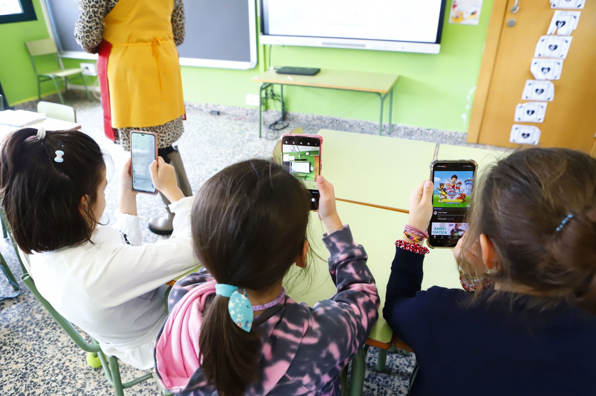 «Me preocupa más el uso de las pantallas fuera del aula»