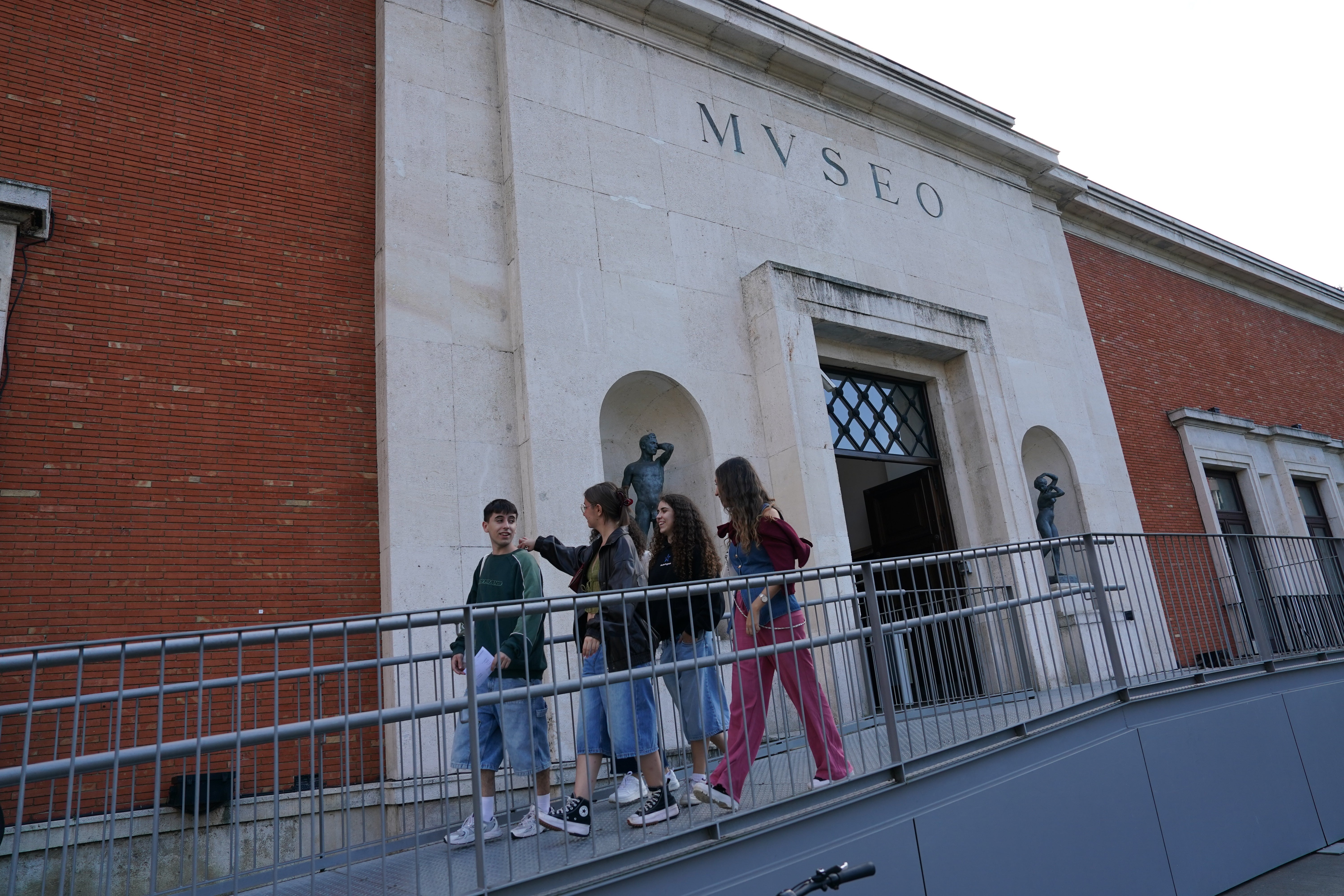 Turistas catalanes e le Museo de Bellas Artes