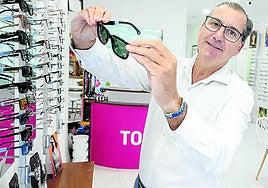 Juan Ilarduya sostiene unas gafas de sol en su nuevo centro visual.