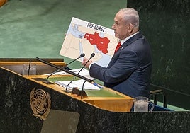 El primer ministro de Israel, Benjamin Netanyahu, muestra un mapa en la Asamblea General de la ONU
