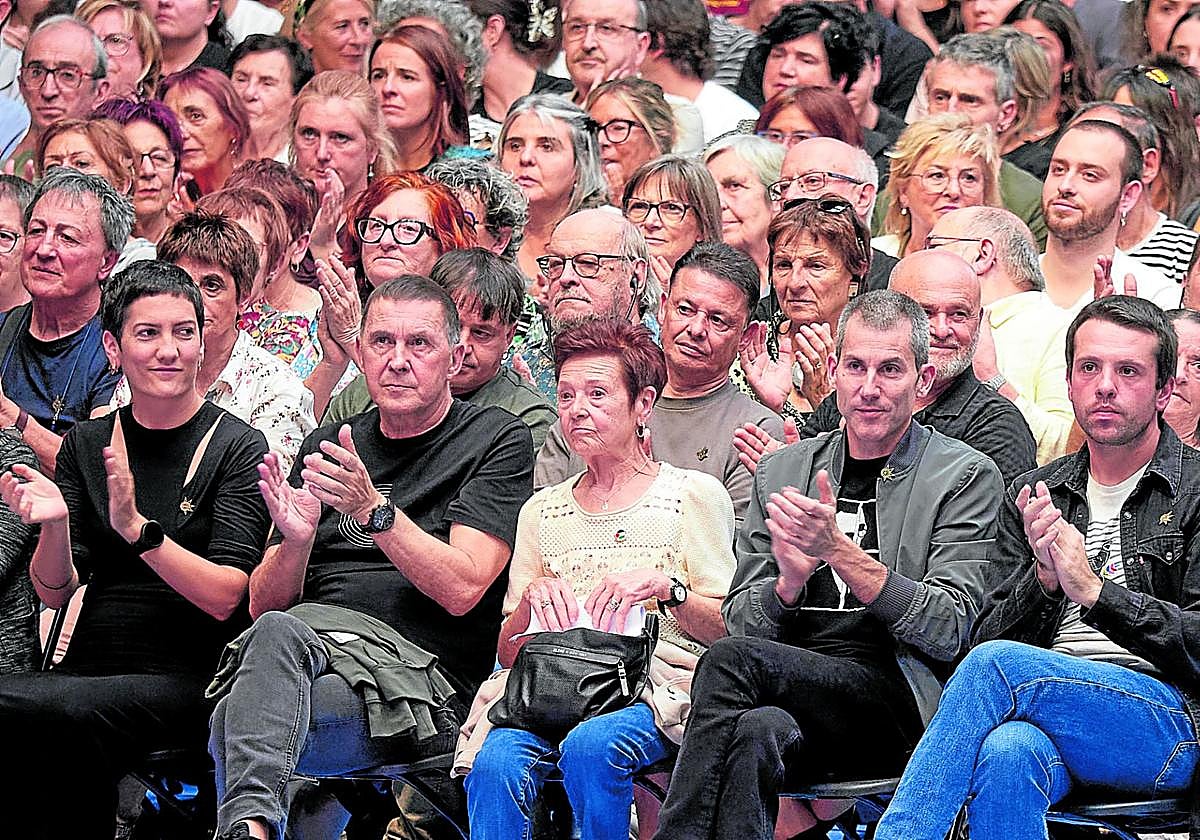 Arnaldo Otegi, con Itziar Aizpurua y Arkaitz Rodríguez ayer en el pabellón Anaitasuna de Pamplona.