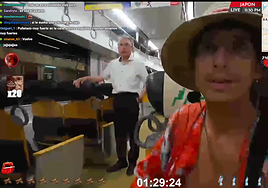 Un streamer español empuja a un anciano en un tren de Japón en directo
