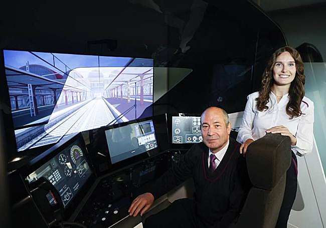 Los maquinistas Félix Castañeira y Natalia Diéguez, ante el simulador de la escuela de conducción de Abando.